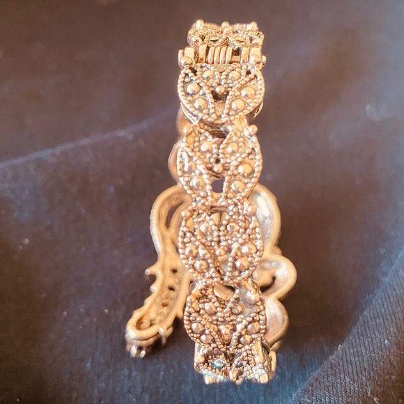 BOHEMIAN GORGEOUS ANTIQUE GOLD BRACELET with Green & Red Beautiful Stones - Picture 13 of 13